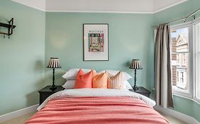 Stylish Coastal 2-Bed Apartment With Parking